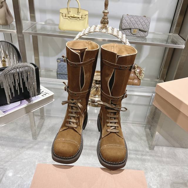 出厂 24Ss秋冬新款马丁靴 骑士靴设计感十足，Miumiu的独特风格展现无遗，让你瞬间成为人群中的焦点， 成为时尚界的女王 时髦精品必备。 鞋底侧面全 Miu